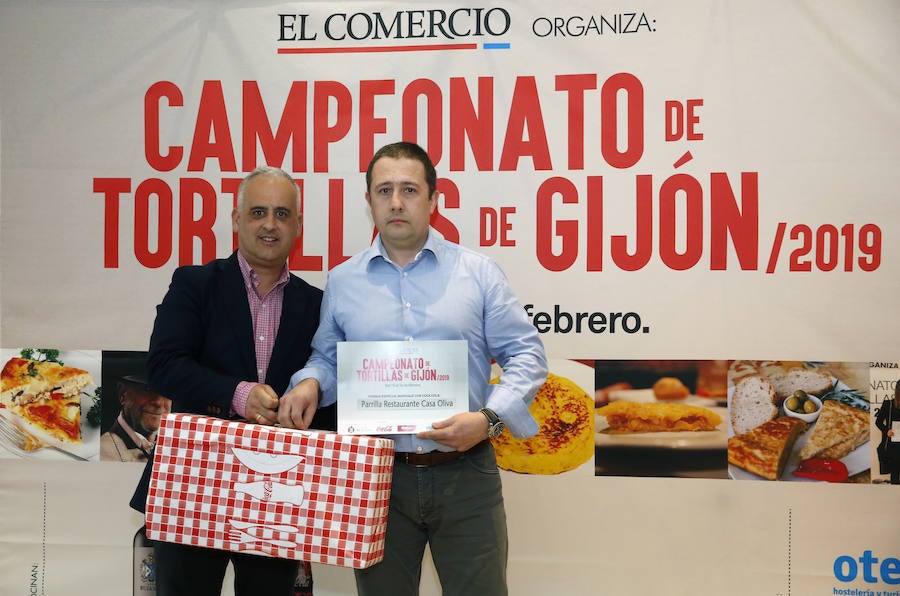 El concurso de tortilllas de EL COMERCIO ya tiene los ganadores de esta última edición. Café Ronaike se lleva el primer premio en la categoría de Tortilla tradicional' y cafetería Europa es el ganador de la 'Tortilla con'