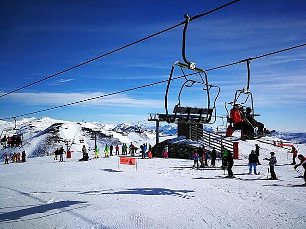Esquiadores en la estación asturiana de Valgrande-Pajares. 