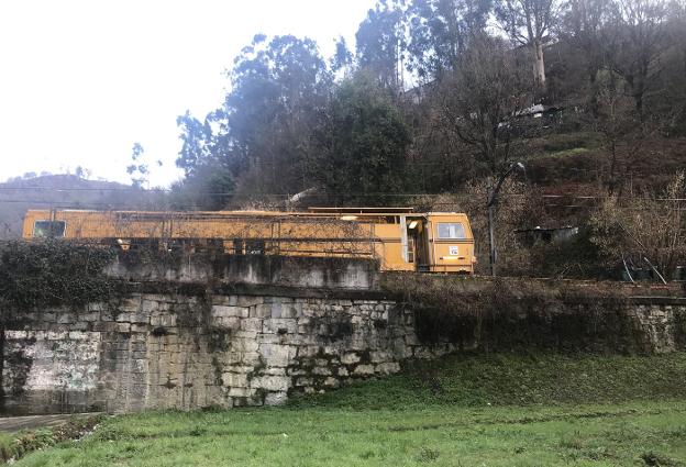 Labores de mantenimiento de la línea a la altura de la localidad de Sotrondio. 