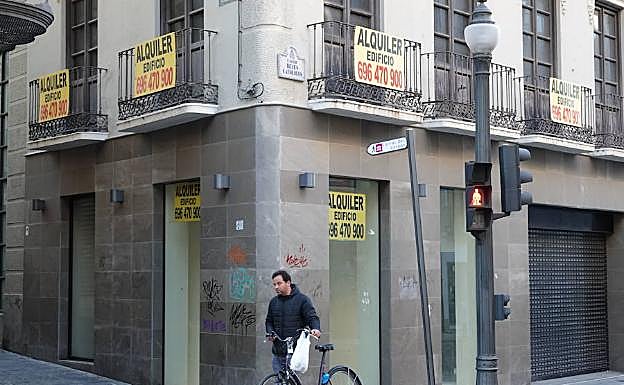 Un edificio con varias viviendas en alquiler en el centro de Granada. 