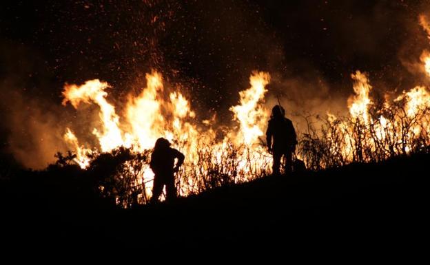 Incendio declarado la noche del 26 de febrero en las proximidades de la central eléctrica de Collía (Parres).