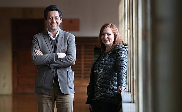 El director de Área de Cooperación con la Empresa y Empleabilidad, Enrique Covián, y la vicerrectora de Acción Transversal y Cooperación con la Empresa, Eugenia Suárez, en el Edificio Histórico de la Universidad de Oviedo. 