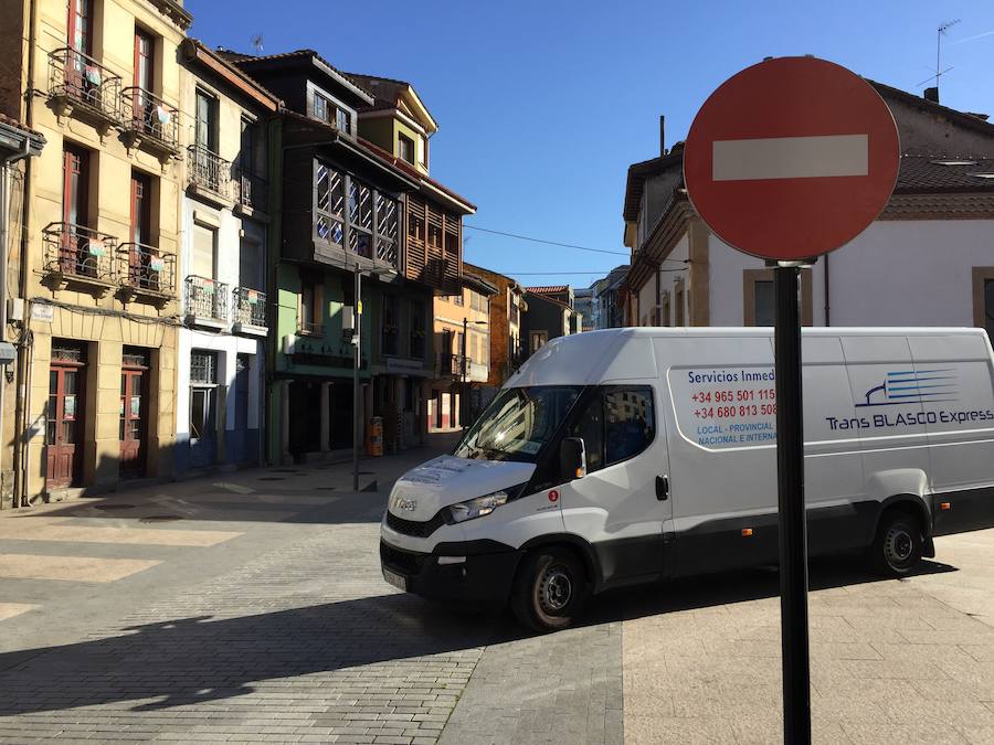 Las cuatro calles de Pola de Siero con el tráfico restringido y videovigilancia registran 478 denuncias en solo cinco días