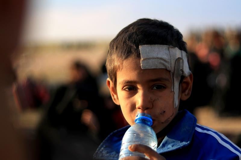 La guerra sigue sacudiendo Siria. La población del país convive día a día con los bombardeos y las pérdidas, materiales y humanas, que dejan tras de sí. La lucha en el último reducto del Estado Islámico en el país deja cientos de desplazados.