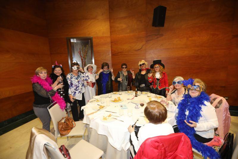 Los encuentros entre mujeres dominaron en la noche avilesina de Comadres.