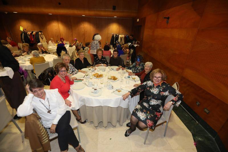 Los encuentros entre mujeres dominaron en la noche avilesina de Comadres.