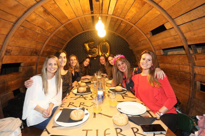 Los encuentros entre mujeres dominaron en la noche avilesina de Comadres.