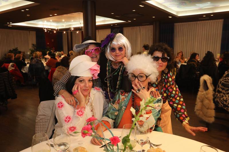 Los encuentros entre mujeres dominaron en la noche avilesina de Comadres.