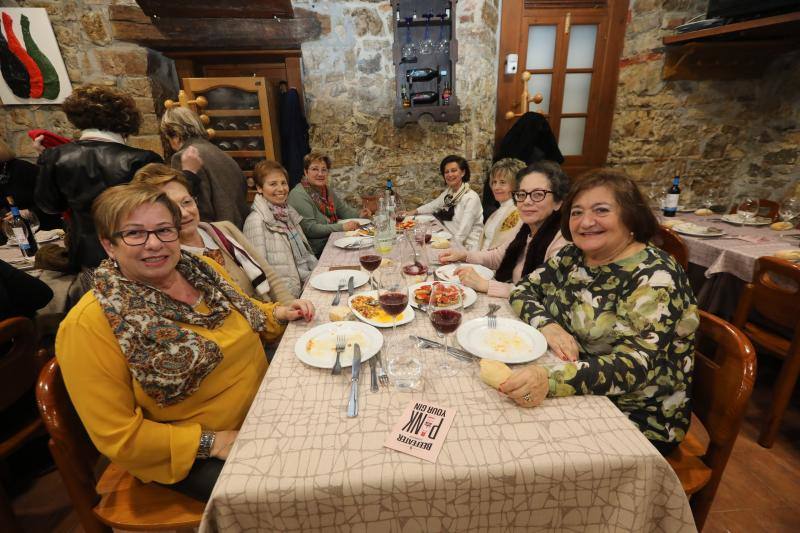 Los encuentros entre mujeres dominaron en la noche avilesina de Comadres.