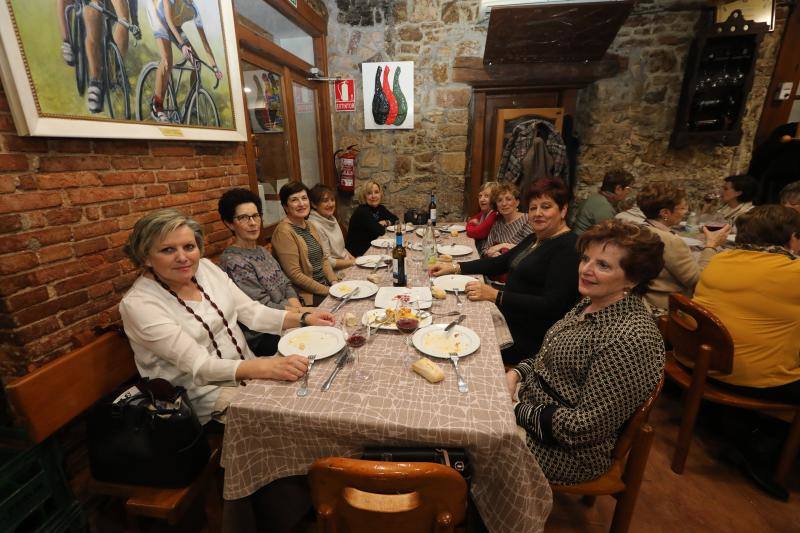 Los encuentros entre mujeres dominaron en la noche avilesina de Comadres.