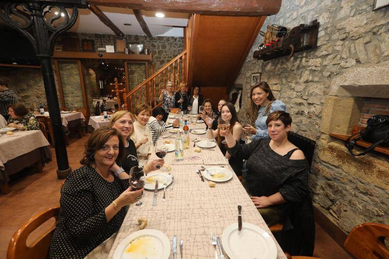 Los encuentros entre mujeres dominaron en la noche avilesina de Comadres.