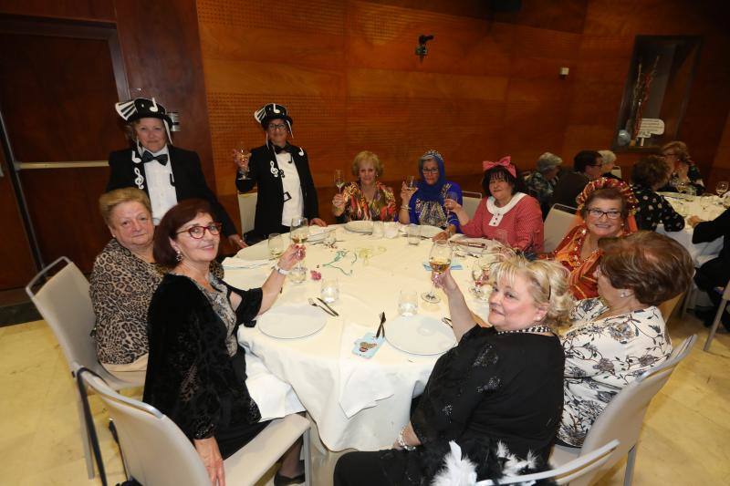 Los encuentros entre mujeres dominaron en la noche avilesina de Comadres.