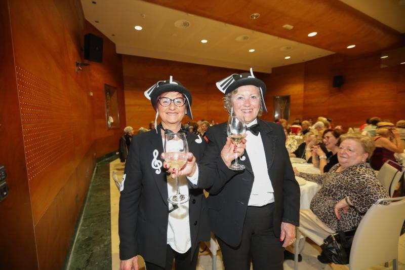 Los encuentros entre mujeres dominaron en la noche avilesina de Comadres.