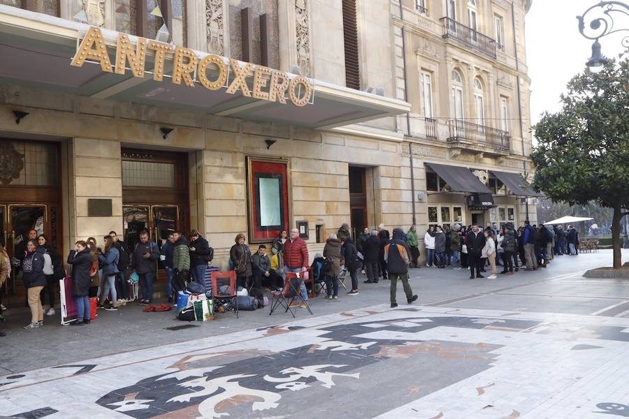 Cientos de personas esperaban esta mañana a la entrada del teatro para adquirir pases que les asegure una butaca en el teatro este fin de semana