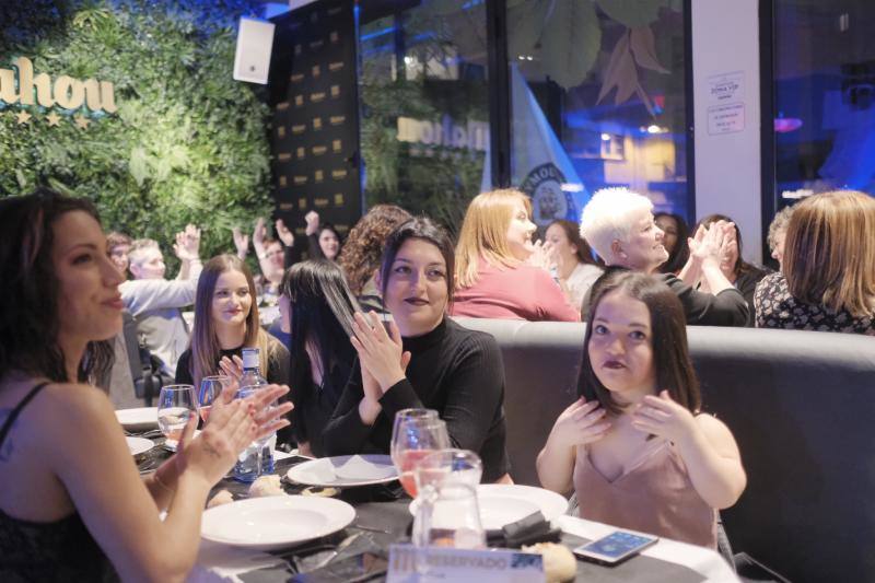 Hoy es la noche de las mujeres y Gijón lo sabe. El acto oficial, que tuvo lugar en la Sala Acapulco con la tertulia feminista, estuvo seguido por cenas y fiestas por todos los rincones de la ciudad.