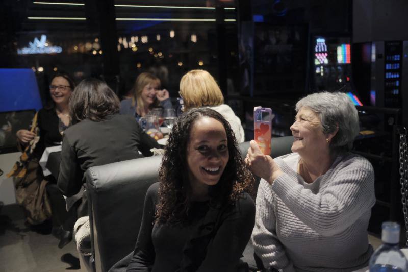 Hoy es la noche de las mujeres y Gijón lo sabe. El acto oficial, que tuvo lugar en la Sala Acapulco con la tertulia feminista, estuvo seguido por cenas y fiestas por todos los rincones de la ciudad.