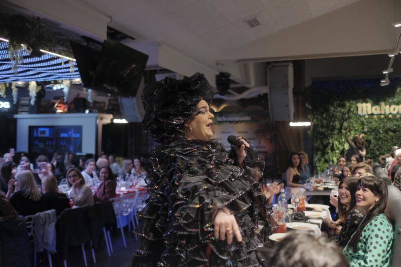 Hoy es la noche de las mujeres y Gijón lo sabe. El acto oficial, que tuvo lugar en la Sala Acapulco con la tertulia feminista, estuvo seguido por cenas y fiestas por todos los rincones de la ciudad.