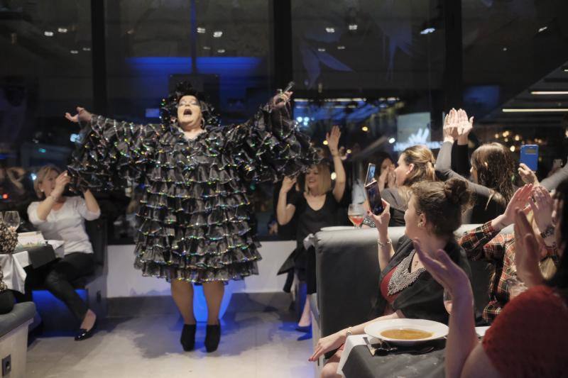 Hoy es la noche de las mujeres y Gijón lo sabe. El acto oficial, que tuvo lugar en la Sala Acapulco con la tertulia feminista, estuvo seguido por cenas y fiestas por todos los rincones de la ciudad.