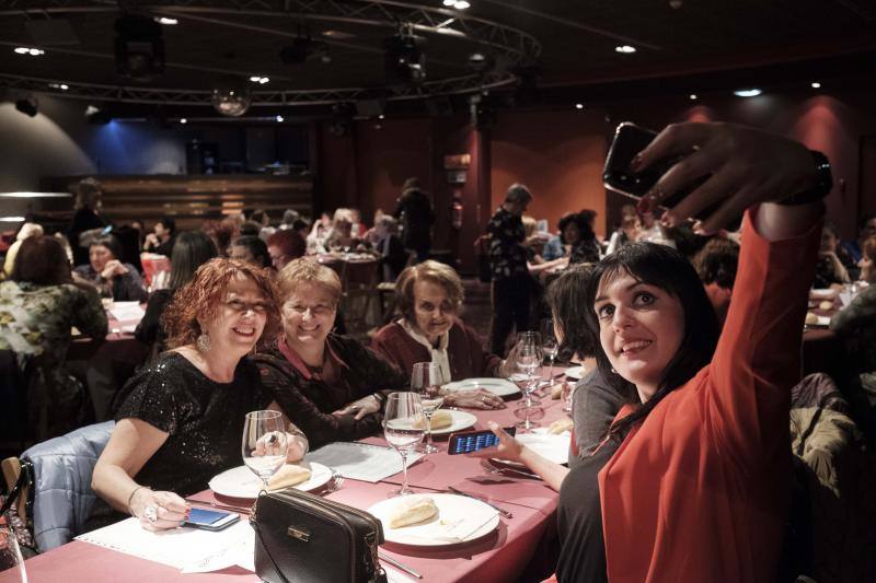 Hoy es la noche de las mujeres y Gijón lo sabe. El acto oficial, que tuvo lugar en la Sala Acapulco con la tertulia feminista, estuvo seguido por cenas y fiestas por todos los rincones de la ciudad.