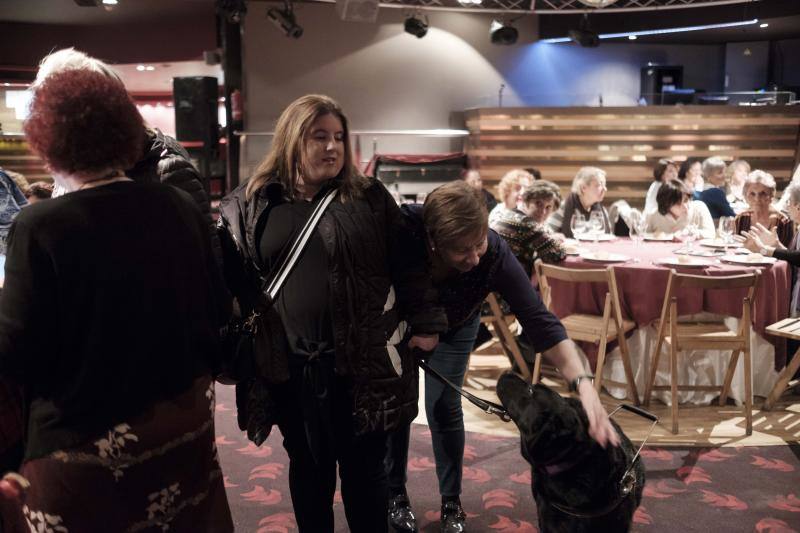 Hoy es la noche de las mujeres y Gijón lo sabe. El acto oficial, que tuvo lugar en la Sala Acapulco con la tertulia feminista, estuvo seguido por cenas y fiestas por todos los rincones de la ciudad.