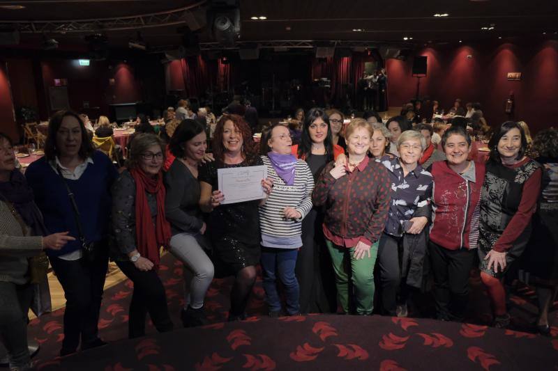 Hoy es la noche de las mujeres y Gijón lo sabe. El acto oficial, que tuvo lugar en la Sala Acapulco con la tertulia feminista, estuvo seguido por cenas y fiestas por todos los rincones de la ciudad.