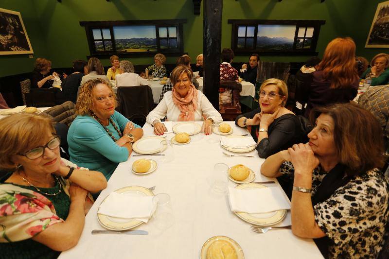 Hoy es la noche de las mujeres y Gijón lo sabe. El acto oficial, que tuvo lugar en la Sala Acapulco con la tertulia feminista, estuvo seguido por cenas y fiestas por todos los rincones de la ciudad.