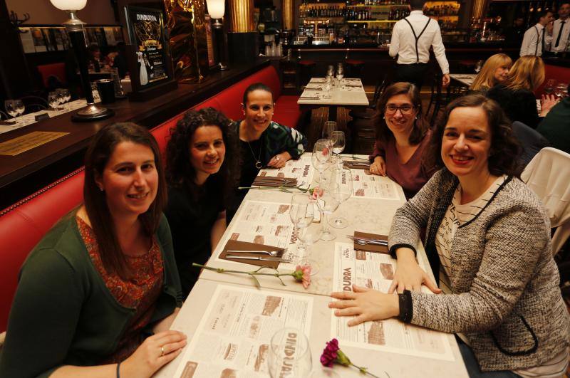 Hoy es la noche de las mujeres y Gijón lo sabe. El acto oficial, que tuvo lugar en la Sala Acapulco con la tertulia feminista, estuvo seguido por cenas y fiestas por todos los rincones de la ciudad.