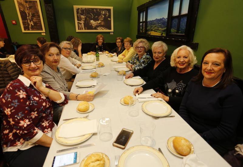 Hoy es la noche de las mujeres y Gijón lo sabe. El acto oficial, que tuvo lugar en la Sala Acapulco con la tertulia feminista, estuvo seguido por cenas y fiestas por todos los rincones de la ciudad.