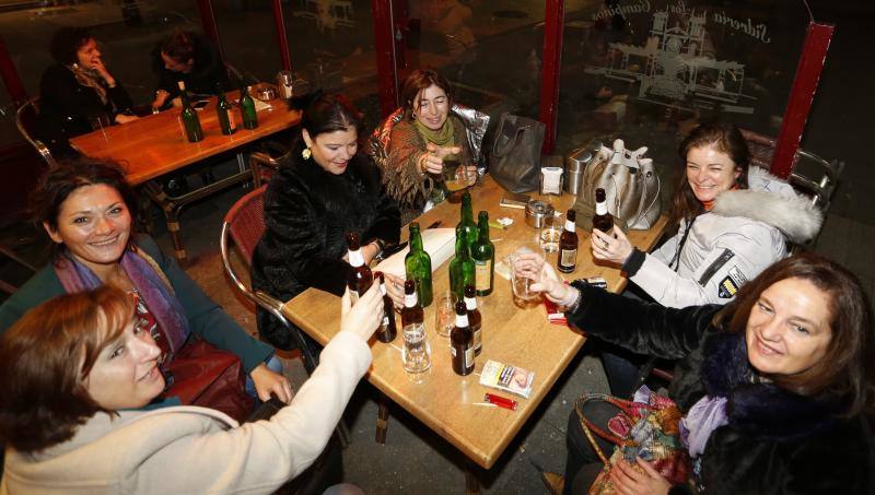 Hoy es la noche de las mujeres y Gijón lo sabe. El acto oficial, que tuvo lugar en la Sala Acapulco con la tertulia feminista, estuvo seguido por cenas y fiestas por todos los rincones de la ciudad.