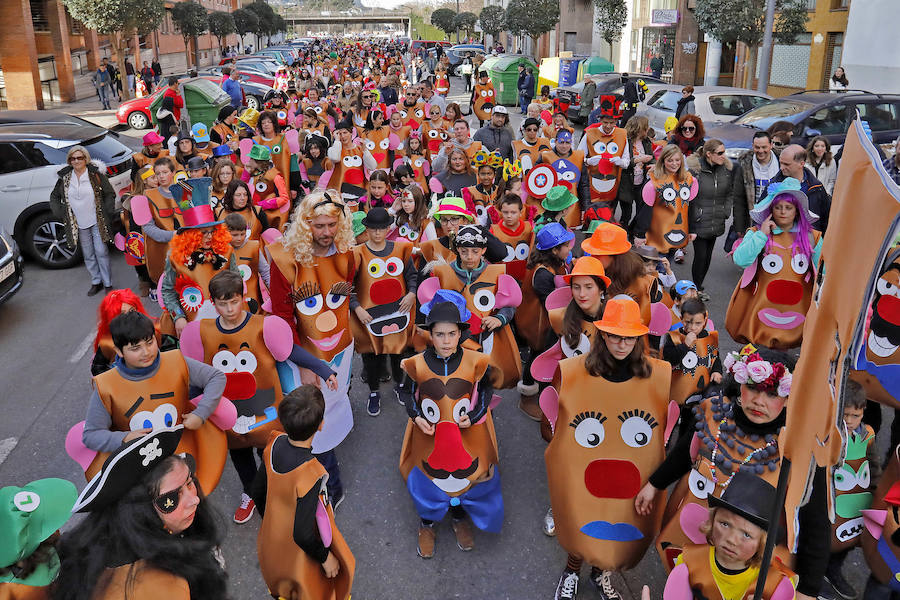 Como cada año, la zona oeste gijonesa comienza la fiesta del Antroxu por todo lo alto.