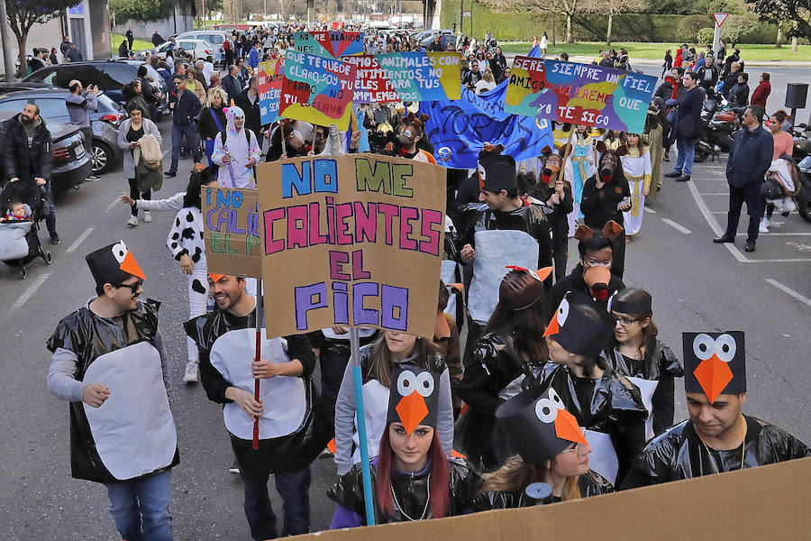 Como cada año, la zona oeste gijonesa comienza la fiesta del Antroxu por todo lo alto.