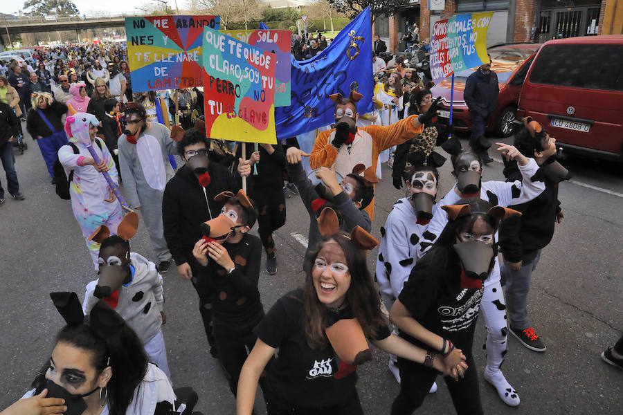 Como cada año, la zona oeste gijonesa comienza la fiesta del Antroxu por todo lo alto.