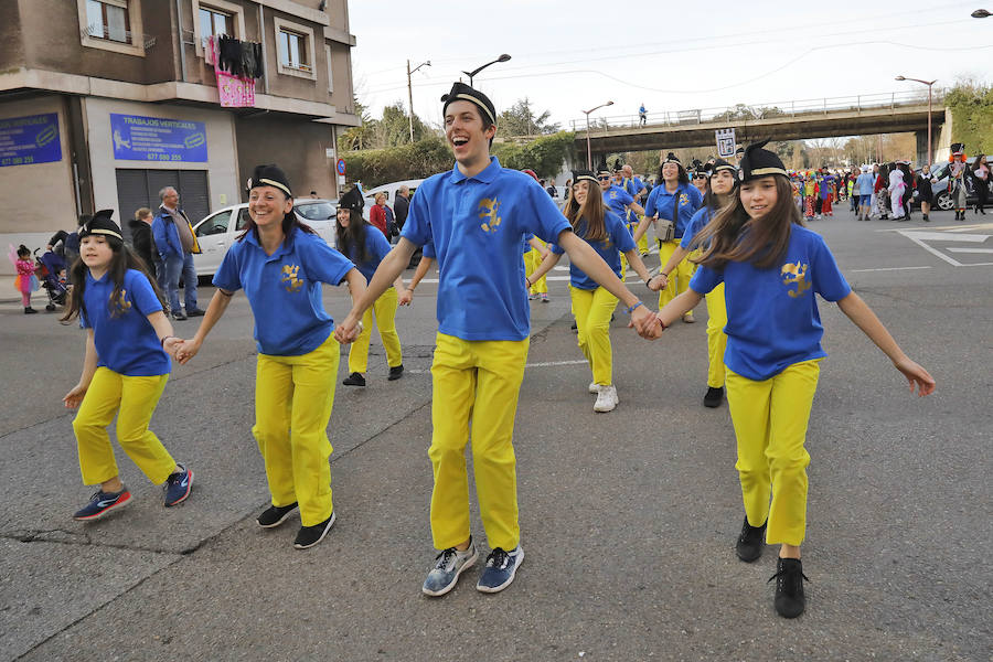 Como cada año, la zona oeste gijonesa comienza la fiesta del Antroxu por todo lo alto.