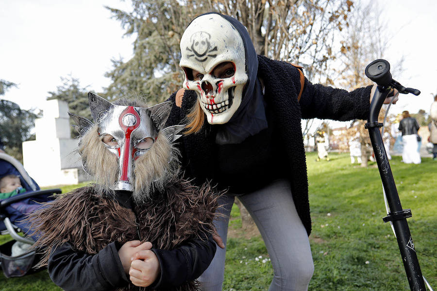 Como cada año, la zona oeste gijonesa comienza la fiesta del Antroxu por todo lo alto.