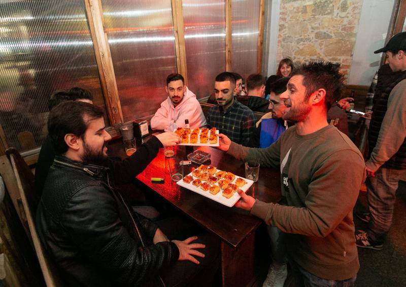 Una de las fiestas gastronómica por excelencia de Asturias por esta fechas tiene lugar en Siero y son Les COmadres. Miles de bollos preñaos para disfrutar de esta cita