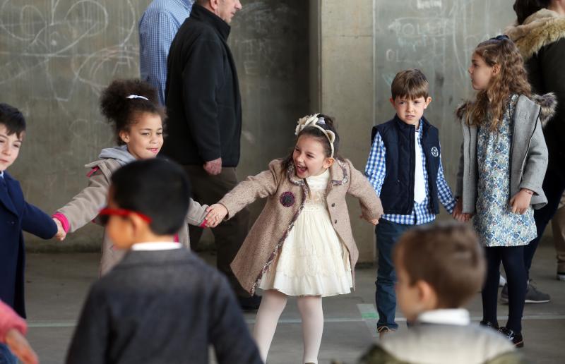 Alumnos de Infantil y Primaria hacen guiños con sus disfraces a la historia de Asturias, cine o a los clásicos héroes