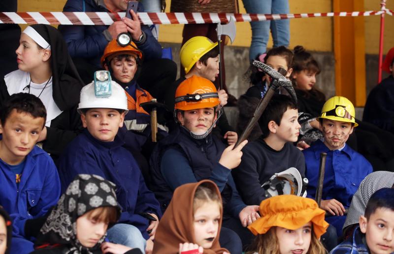 Alumnos de Infantil y Primaria hacen guiños con sus disfraces a la historia de Asturias, cine o a los clásicos héroes