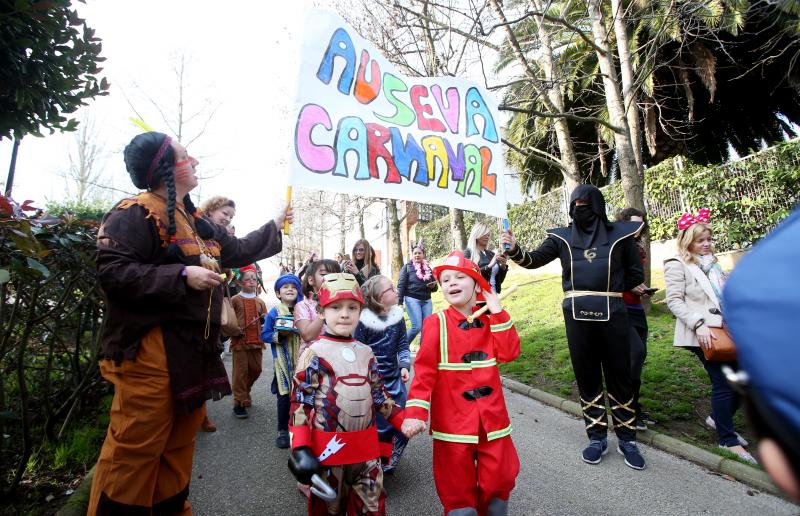 Alumnos de Infantil y Primaria hacen guiños con sus disfraces a la historia de Asturias, cine o a los clásicos héroes