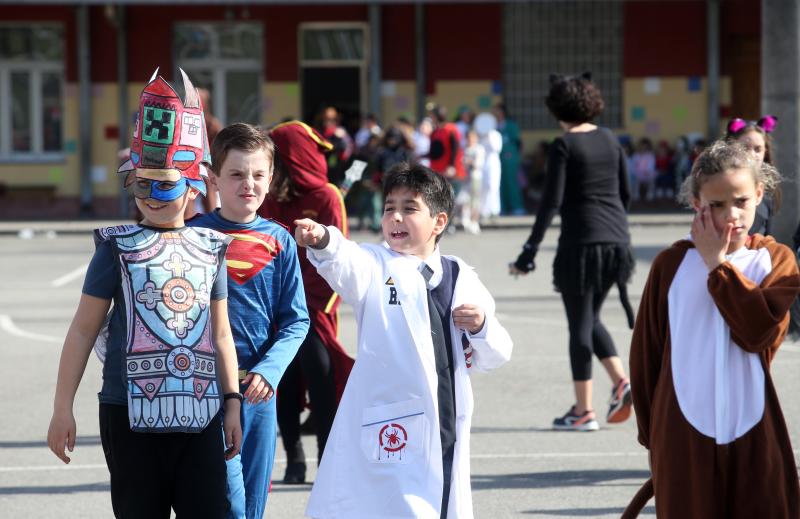 Alumnos de Infantil y Primaria hacen guiños con sus disfraces a la historia de Asturias, cine o a los clásicos héroes