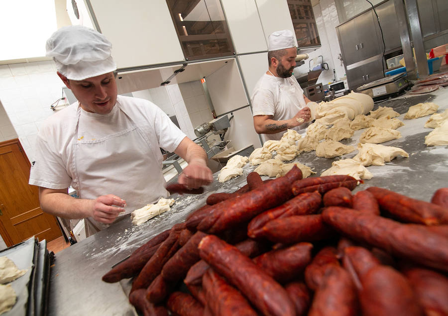 Una de las fiestas gastronómica por excelencia de Asturias por esta fechas tiene lugar en Siero y son Les COmadres. Miles de bollos preñaos para disfrutar de esta cita