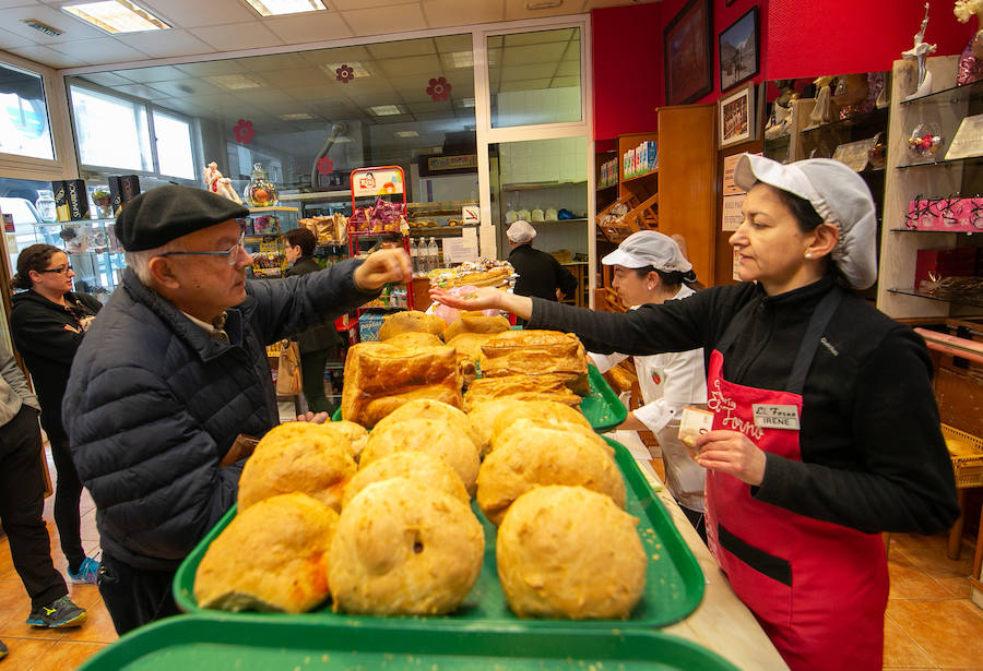 Una de las fiestas gastronómica por excelencia de Asturias por esta fechas tiene lugar en Siero y son Les COmadres. Miles de bollos preñaos para disfrutar de esta cita
