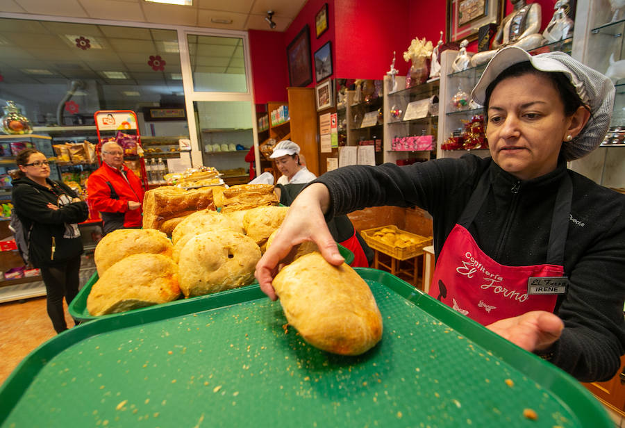 Una de las fiestas gastronómica por excelencia de Asturias por esta fechas tiene lugar en Siero y son Les COmadres. Miles de bollos preñaos para disfrutar de esta cita