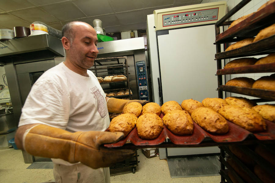 Una de las fiestas gastronómica por excelencia de Asturias por esta fechas tiene lugar en Siero y son Les COmadres. Miles de bollos preñaos para disfrutar de esta cita