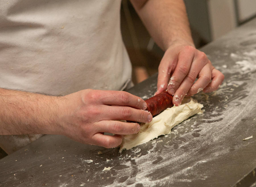 Una de las fiestas gastronómica por excelencia de Asturias por esta fechas tiene lugar en Siero y son Les COmadres. Miles de bollos preñaos para disfrutar de esta cita