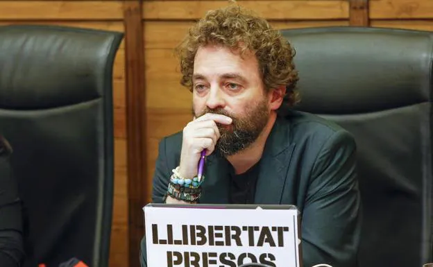 Álex Zapico, con un cartel reivindicativo durante el debate.