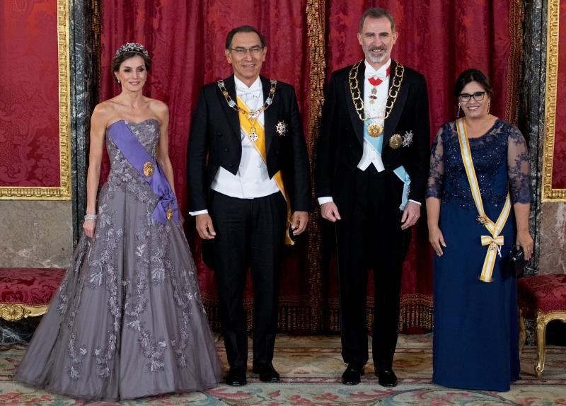 Los Reyes Felipe y Letizia ofrecieron este miércoles una cena de gala en el Palacio Real con motivo del viaje del presidente de Perú, Martín Vizcarra, a España. Doña Letizia recuperó uno vestido de Felipe Varela que ya lució en la celebración previa del enlace del príncipe Guillermo y Kate Middleton