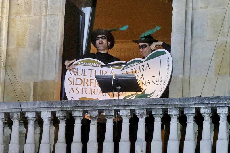 La responsabilidad recayó en esta ocasión en la compañía teatral quienes utilizaron la candidatura de la sidra a Patrimonio Cultural Inmaterial de la Humanidad como hilo conductor