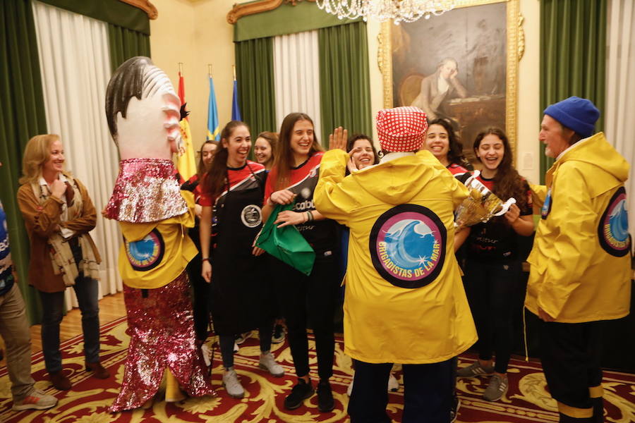 El Antroxu de Gijón 2019 ha arrancado con el tradicional pasacalles, la lectural del pregón a cargo de la compañía 'Higiénico Papel' y el disfraz a la estatua de Pelayo