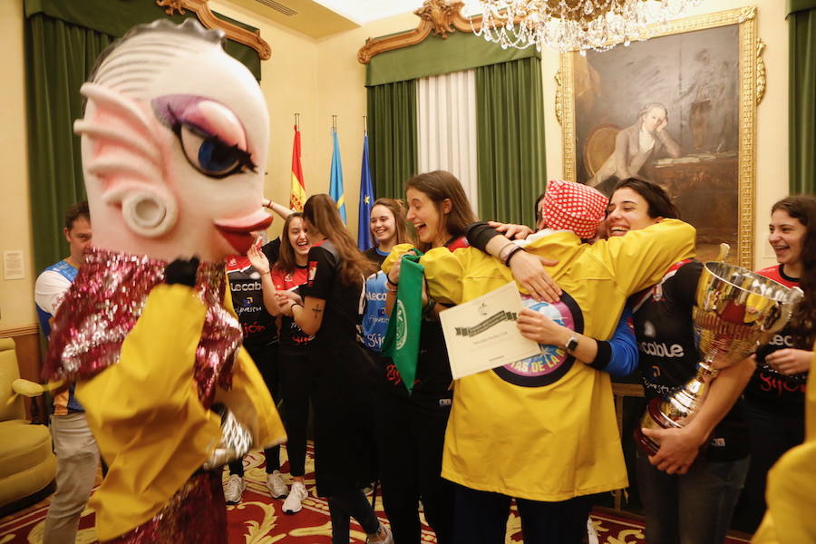 El Antroxu de Gijón 2019 ha arrancado con el tradicional pasacalles, la lectural del pregón a cargo de la compañía 'Higiénico Papel' y el disfraz a la estatua de Pelayo