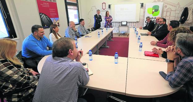 Primera reunión entre las multinacionales y las empresas auxiliares en La Curtidora. 
